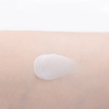 綾花 Wrinkle Cream product packaging on clean white background