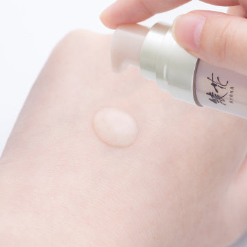 綾花 Vital Up Essence product packaging on clean white background