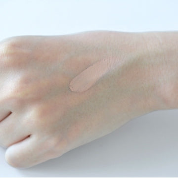 資生堂 Spots Cover Foundation Flawless Coverage White Background