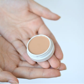 資生堂 Spots Cover Foundation Flawless Coverage White Background