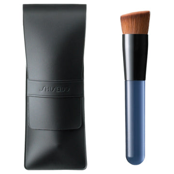 資生堂 Foundation Brush 131 Precision Application White Background