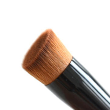 資生堂 Foundation Brush 131 Precision Application White Background