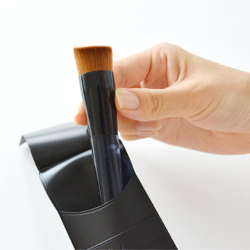 資生堂 Foundation Brush 131 Precision Application White Background