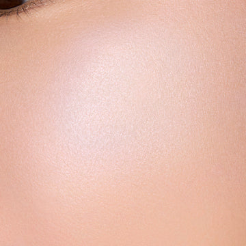 SUQQU Blur-ling Color Highlighter Radiant Glow White Background