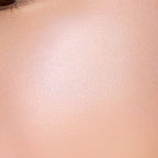 SUQQU Blur-ling Color Highlighter Radiant Glow White Background